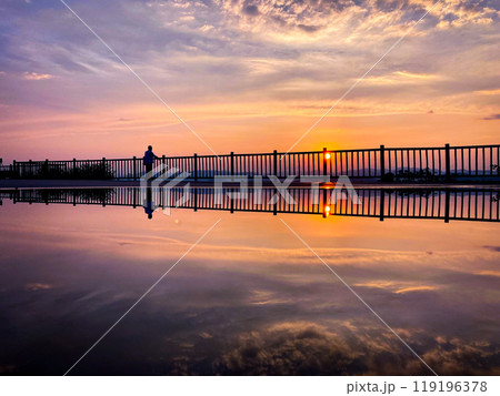 雨後の夕焼けリフレクション 119196378