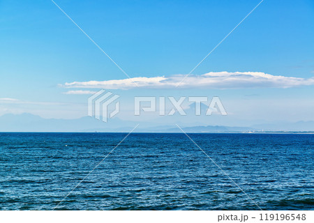 江の島から観る富士山の風景　サーファーと笠雲 119196548