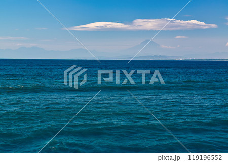 江の島から観る富士山の風景　サーファーと笠雲 119196552