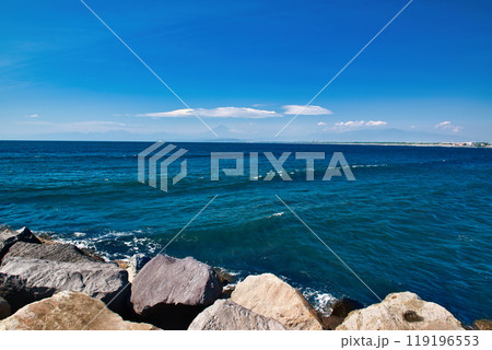 江の島から観る富士山の風景 サーファーと笠雲 江の島から観る富士山の風景 サーファーと笠雲 119196553