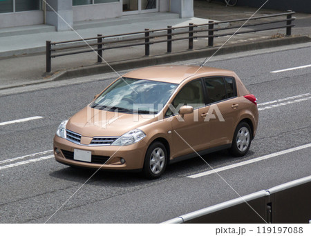 コンパクトカー　道路走行 119197088