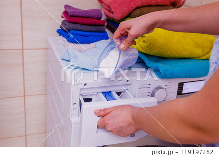 Hand pour washing powder into machine Hand pour washing powder into machine 119197282