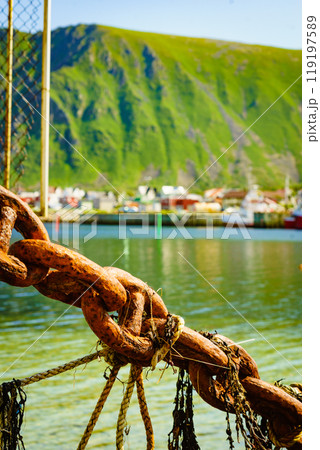 Rusty old metal chain links in port. 119197589