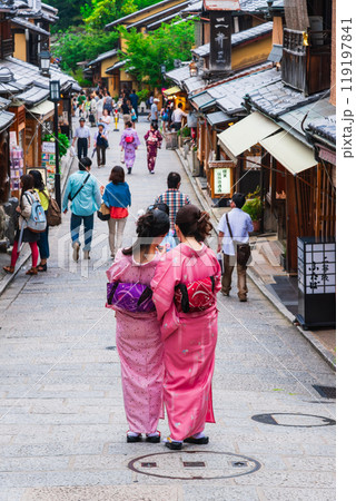 京都 二年坂 古都の風情を写真に収める観光客 京都 二年坂 古都の風情を写真に収める観光客 119197841