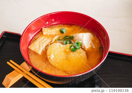 ジャガイモと揚げと豆腐の味噌汁 119198136