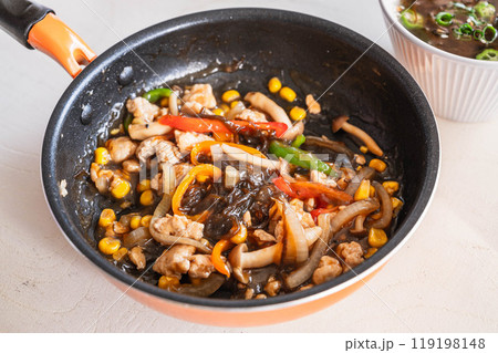 フライパンで作るもずく丼の具材 フライパンで作るもずく丼の具材 119198148