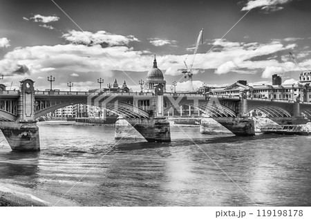 View of St. Paul Cathedral over Southwark Bridge, London, UK 119198178