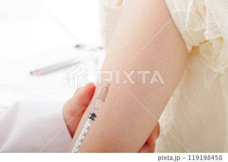 腕に注射を打ってもらっている女性 119198458
