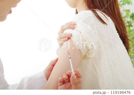 腕に注射を打ってもらっている女性 119198476