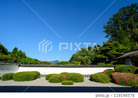 比叡山を望む借景式庭園 119198578