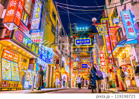 日本の横浜都市景観 10月。横浜中華街・関帝廟通りなどを望む。奥は「天長門」や横浜大世界＝11日 119198725