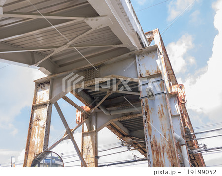 老朽化が進む歩道橋の床版　構造 119199052