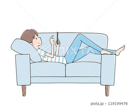 ソファで携帯を見ながらくつろぐ男性 119199476