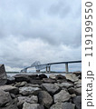 若洲海浜公園から見た曇りの東京ゲートブリッジ 119199550