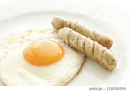 目玉焼きとソーセージの朝食プレート 目玉焼きとソーセージの朝食プレート 119200269
