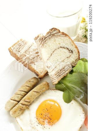 目玉焼きとソーセージとマーブルブレッドの朝食 119200274