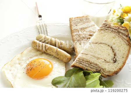 目玉焼きとソーセージとマーブルブレッドの朝食 119200275