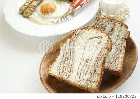 マーブルブレッドと目玉焼きソーセージプレート 119200728