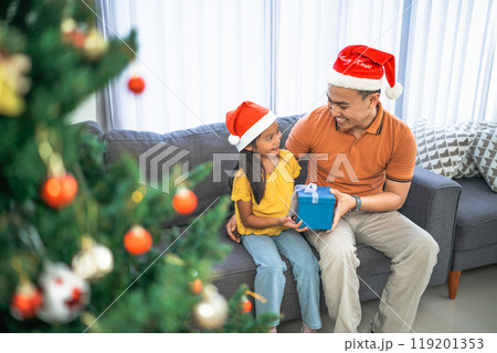 father giving christmas gift to daughter 119201353