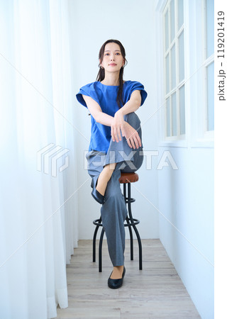 椅子に座る女性 椅子に座る女性 119201419
