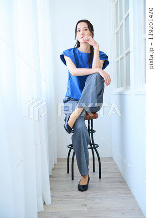 椅子に座る女性 119201420