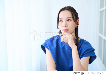 ほお杖の女性 ほお杖の女性 119201423