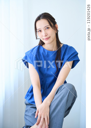椅子に座る女性 椅子に座る女性 119201426