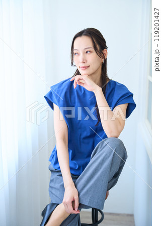 椅子に座る女性 椅子に座る女性 119201427