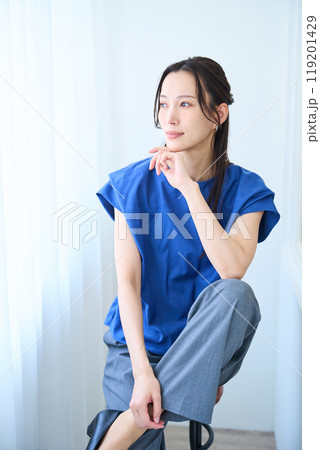 椅子に座る女性 119201429