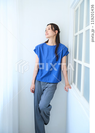 壁際で佇む女性 119201436