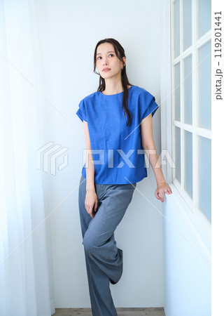 壁際で佇む女性 119201441