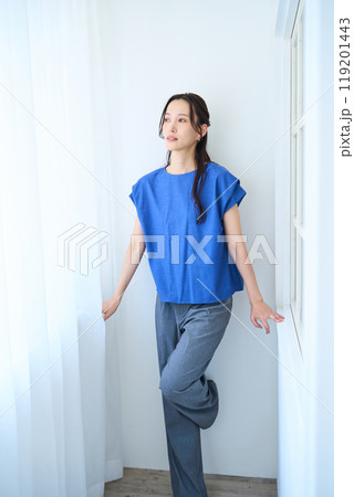 壁際で佇む女性 壁際で佇む女性 119201443