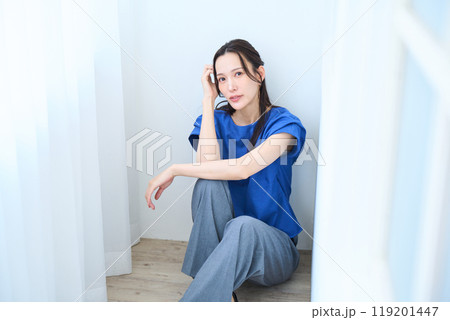 床に座る女性 119201447
