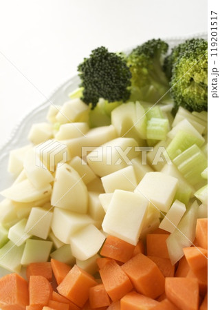 ニンジン、タマネギ、ジャガイモ、ブロッコリーのカット野菜 119201517