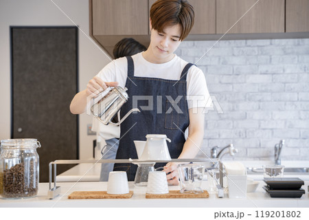 カフェで働く店員　男性 119201802