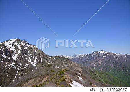 残雪の谷川岳を眺める 119202077