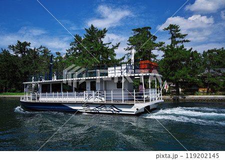 夏の天橋立 廻旋橋を通る遊覧船 夏の天橋立 廻旋橋を通る遊覧船 119202145