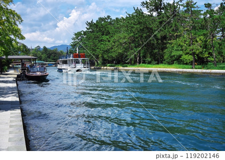 夏の天橋立　廻旋橋を通る遊覧船 119202146