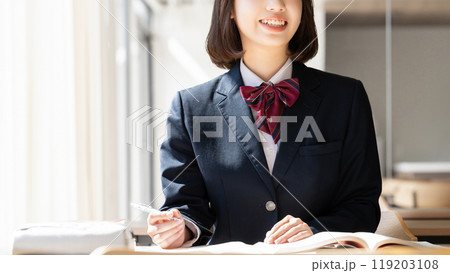受験生・制服姿の女子高校生 119203108