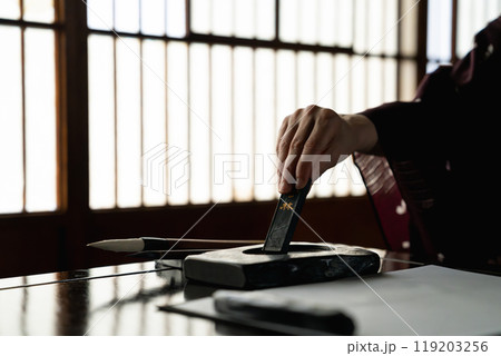 書道をする外国人女性 書道をする外国人女性 119203256