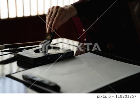 書道をする外国人女性 119203257