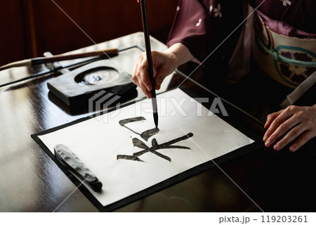 書道をする外国人女性 119203261