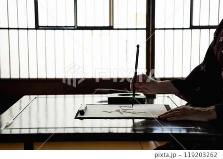 書道をする外国人女性 119203262