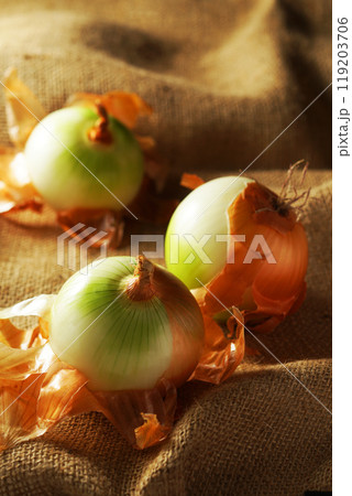 皮が剥けた玉ねぎ 119203706