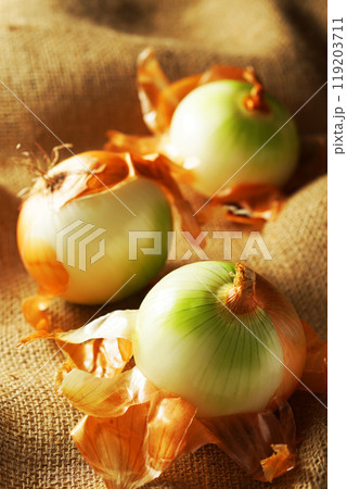 皮が剥けた玉ねぎ 119203711