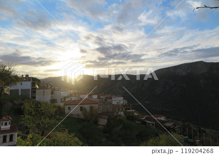 ギリシア中部の街デルフィの夜明け(Delfi in Greece) 119204268