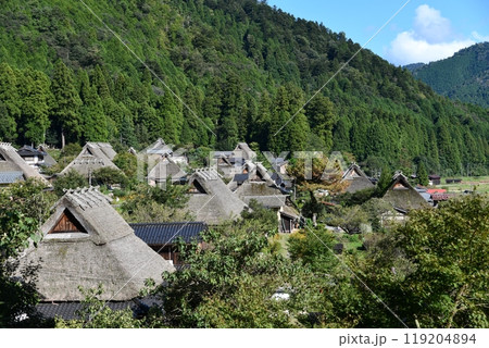 秋の京都美山　かやぶきの里 119204894