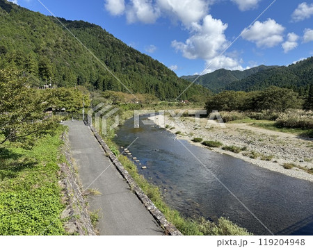 秋の京都美山　かやぶきの里 119204948