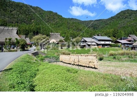 秋の京都美山　かやぶきの里 119204998