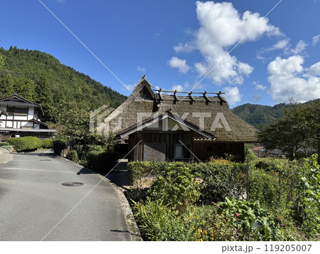 秋の京都美山 かやぶきの里 秋の京都美山 かやぶきの里 119205007